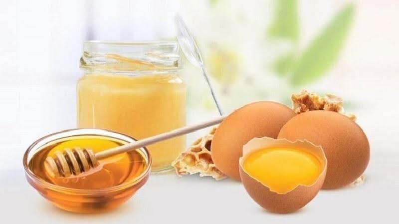 Cách làm căng da mặt bằng mật ong và trứng gà