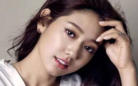 nữ có nên tạo cằm chẻ không