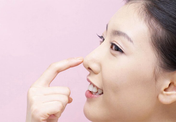 nâng sống mũi tự nhien